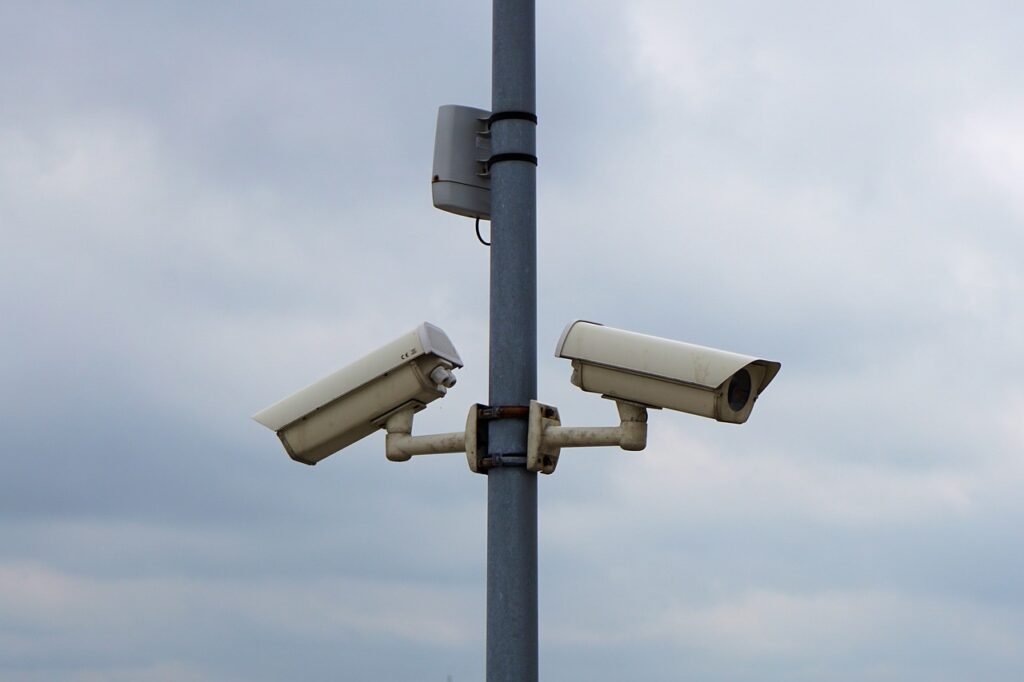 découvrez l'importance de la surveillance dans notre société moderne. explorez les enjeux, les outils et les pratiques de surveillance pour assurer la sécurité, la protection des données et le respect de la vie privée.