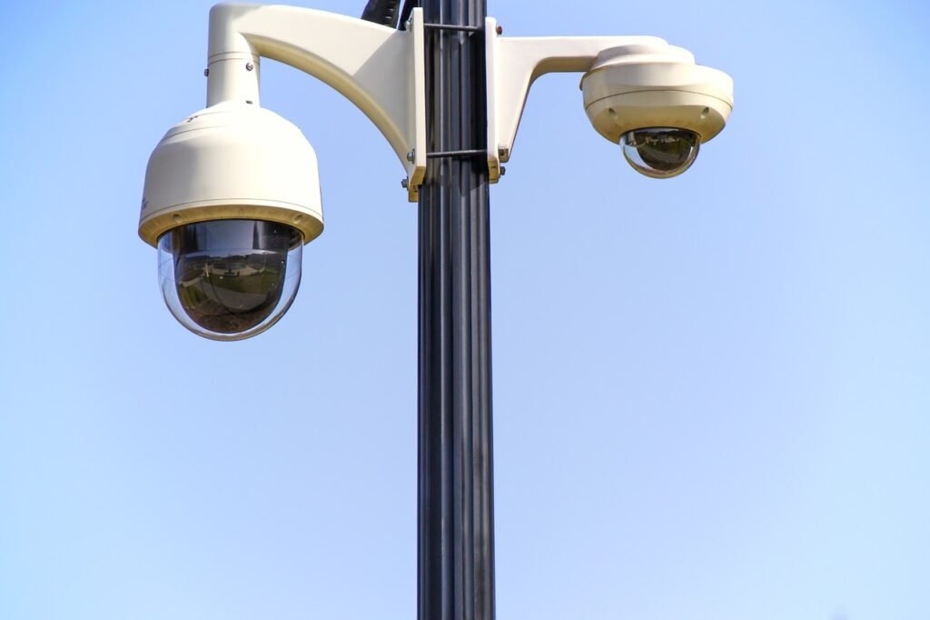 découvrez l'importance de la surveillance dans divers domaines, de la sécurité personnelle à la protection des données, et apprenez comment les technologies modernes transforment notre approche en matière de vigilance et de prévention.