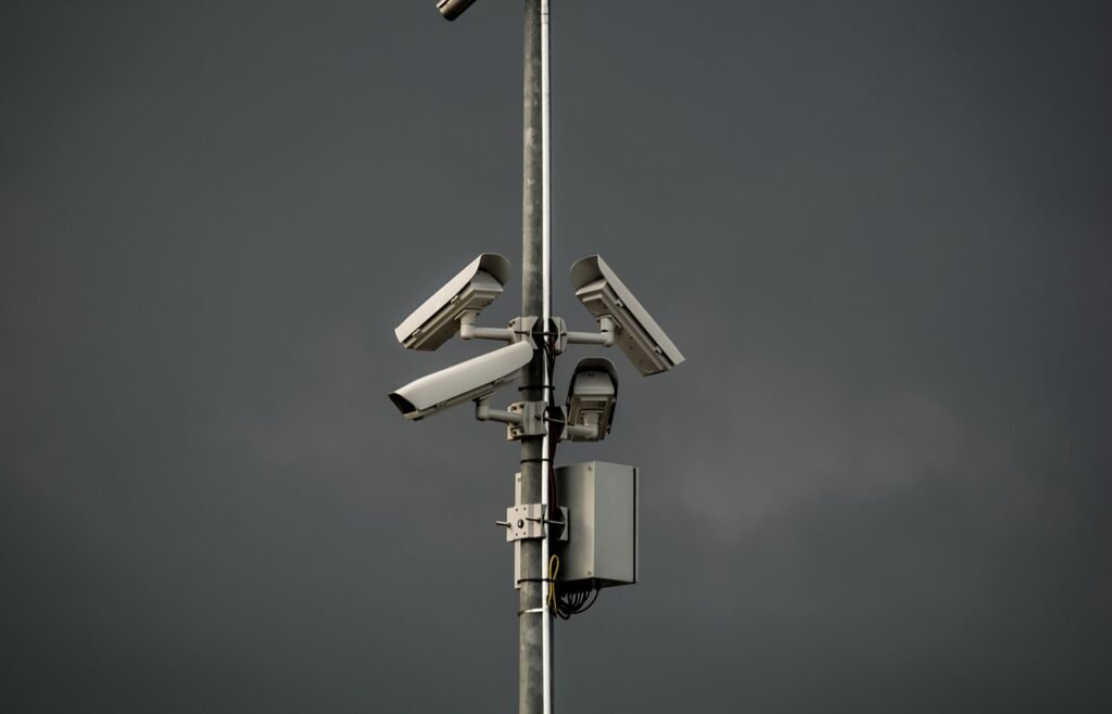 découvrez l'importance de la surveillance dans différents secteurs, de la sécurité publique à la protection des données. explorez les technologies et les stratégies qui garantissent un environnement plus sûr et transparent.