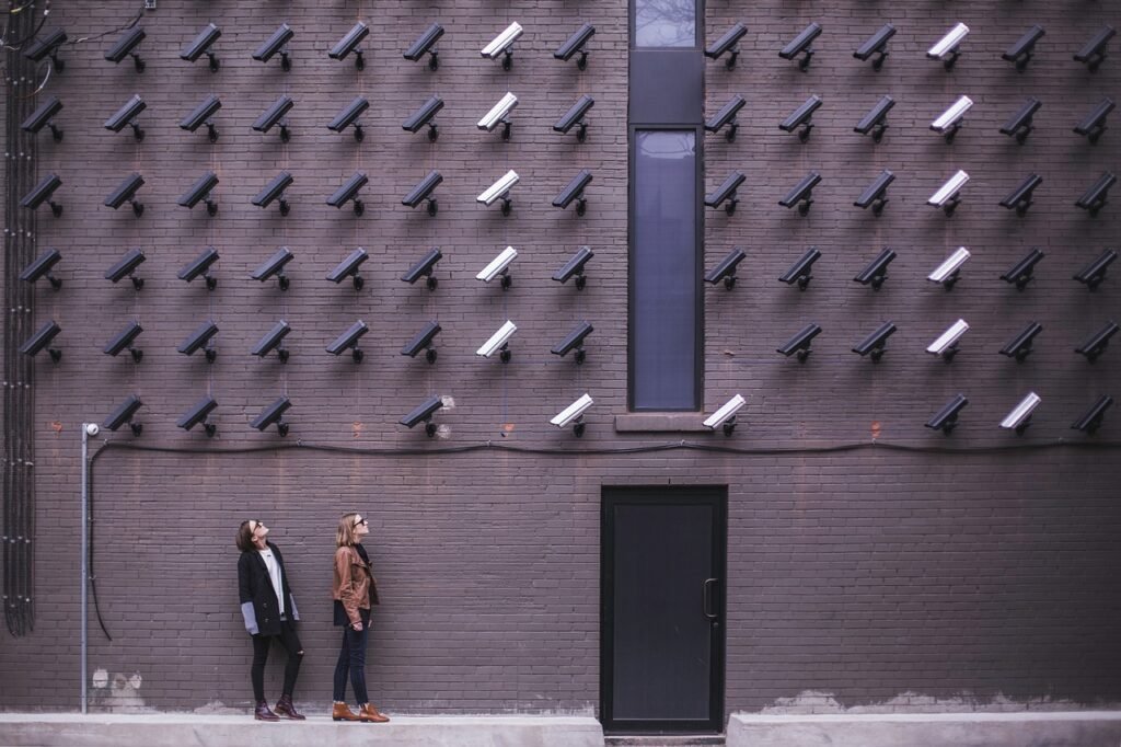 découvrez l'importance de la surveillance pour garantir la sécurité et la protection des personnes et des biens. explorez les différentes méthodes et technologies utilisées pour assurer une surveillance efficace, tant dans les espaces publics que privés.