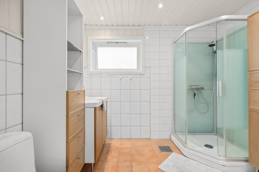 découvrez des idées inspirantes pour la décoration de votre salle de bain. transformez cet espace en un havre de paix avec des accessoires tendance, des couleurs apaisantes et des solutions de rangement pratiques.