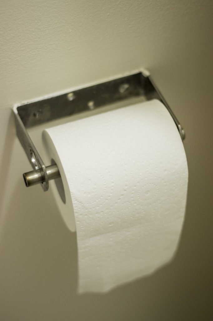 découvrez notre papier toilette éco-responsable, fabriqué à partir de matériaux durables et respectueux de l'environnement. offrez à votre famille confort et douceur tout en préservant la planète. idéal pour un quotidien plus vert !