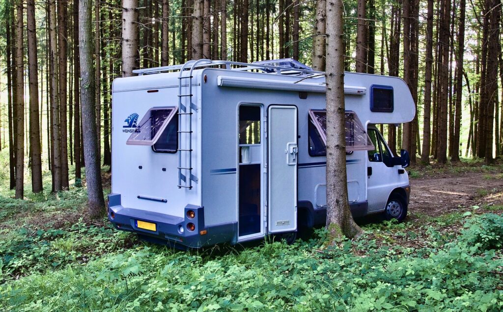 découvrez l'aventure en pleine nature avec nos campervans confortables. idéals pour des road trips inoubliables, ces véhicules sont équipés pour assurer à la fois liberté et confort. explorez des paysages époustouflants tout en profitant de la flexibilité d'un hébergement mobile. embarquez pour des souvenirs mémorables en famille ou entre amis !